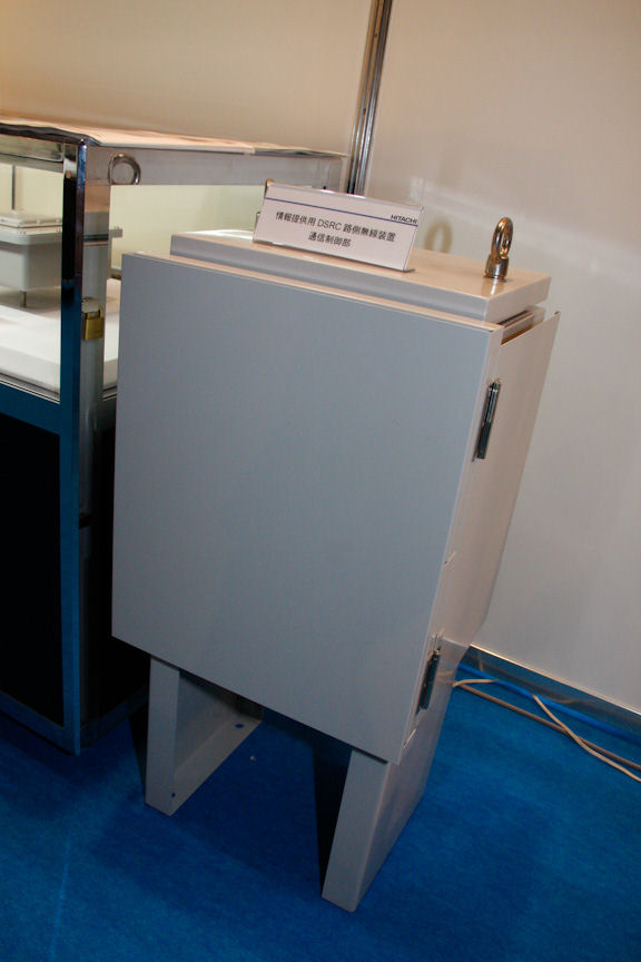 日立は路側DSRC無線装置を展示。スマートウェイの安全運転支援に加え、プローブ情報の収集にも対応する