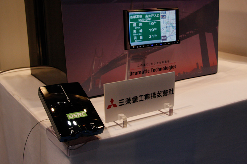 三菱重工のDSRC車載器はクラリオンのカーナビと連動していた。カーナビには合流支援情報や電子標識情報が表示されていた