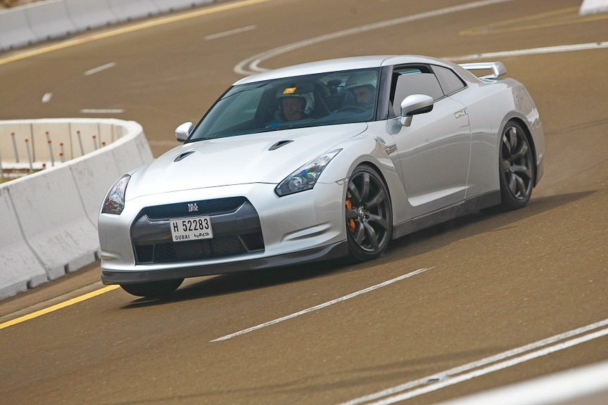 アラブ首長国連邦アブダビ首長国の北部にあるジェベル・ハフィート山岳路を走るNISSAN GT-R