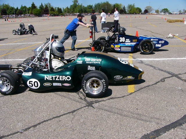 FSAEの参加車両。オールドファッションなマシンもあれば、空力を追求した最先端マシンもある