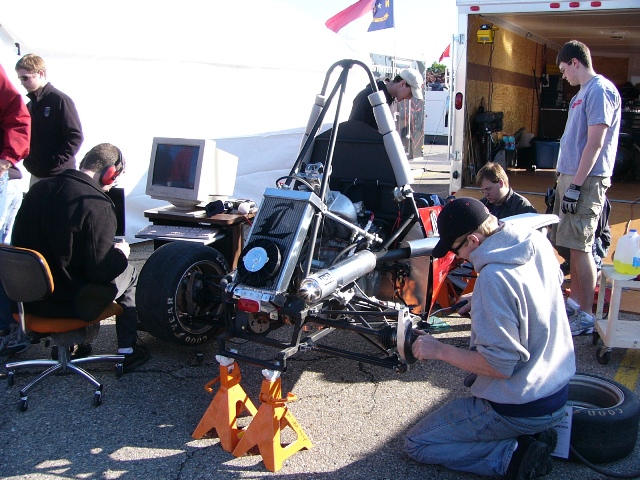 FSAEではコンピューター駆使は当たり前。F1がトラクションコントロールを禁じていた時代にも、FSAEではフルトラクションコントロールマシンがいっぱいいた