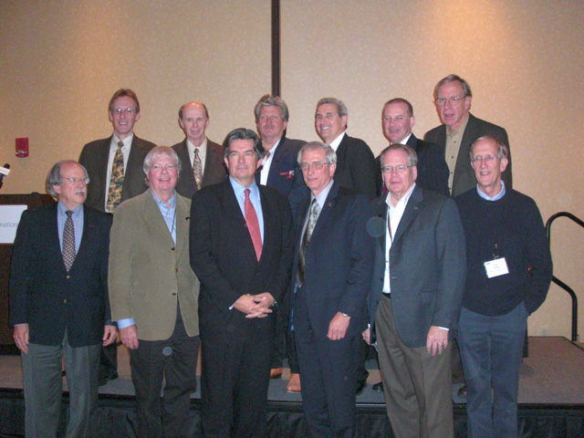 2008年のモータースポーツ技術学会の主要メンバー。前列中央がスピードTVのキャスターだるボブ・ヴァーシャ。その右が元クライスラー・ランボルギーニF1テクニカル･ディレクターで、現FSAEルール委員長のマイケル・ロイス。後列右端はHANSを発明したボブ・ハバード博士