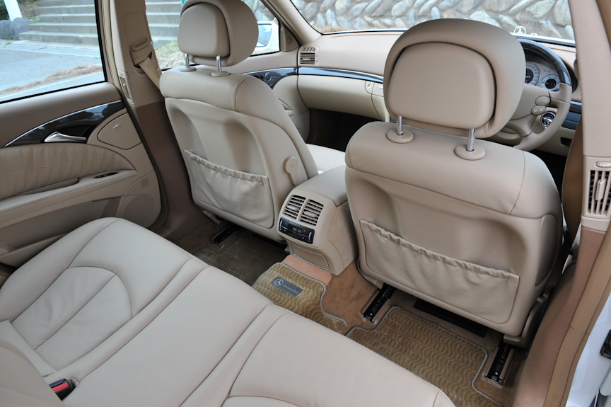 シートはレザーシートを標準装備。人間工学に基づいて設計されていると言う