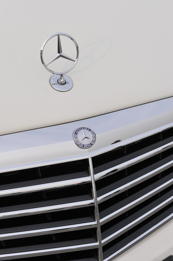 ベンツの風格を感じさせるフロントグリル。ポンネット上には伝統のオーナメントも健在する