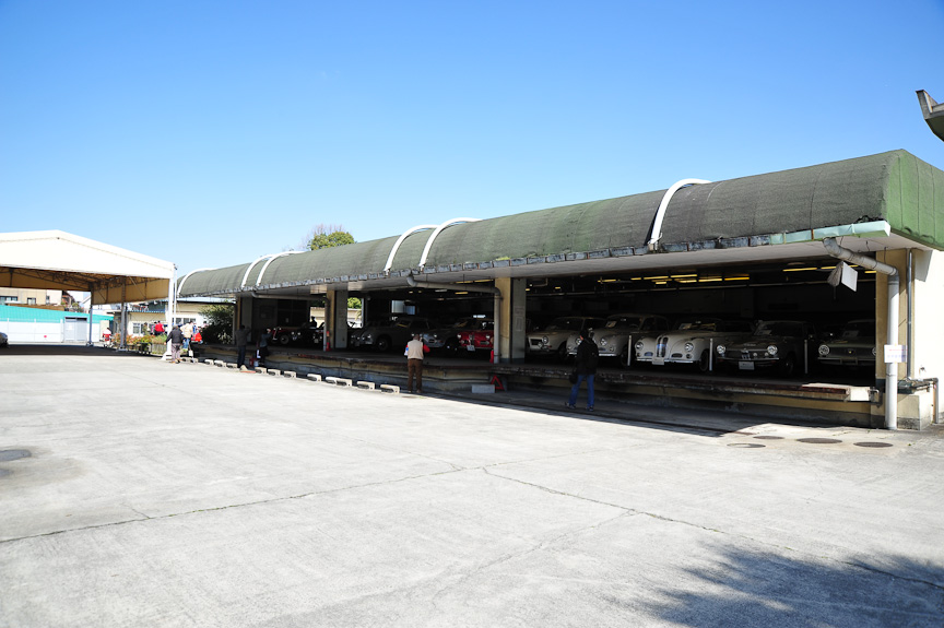 給食センターだった建物を倉庫として、ヒストリックカーコレクションを収蔵している。給食センターにはトラックのプラットフォームなどがあり、搬入・搬出に便利ということで使われている