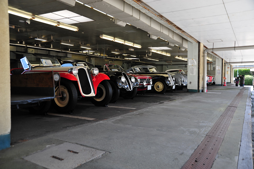 給食センターだった建物を倉庫として、ヒストリックカーコレクションを収蔵している。給食センターにはトラックのプラットフォームなどがあり、搬入・搬出に便利ということで使われている