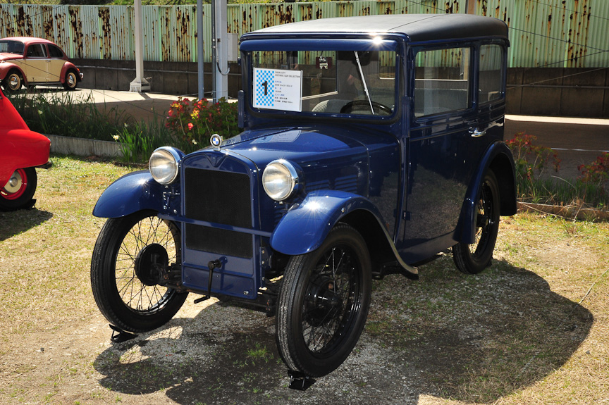 左:BMW Dixi3/15 DA-2(1928年)、中:BMW 3/20 AM-4(1932年)、右:3/20のエンジンルーム<br>BMWは独Dixi Automobil Werke(ディクシー・アウトモビール・ヴェルケ)を1928年に買収して4輪車製造に進出。Dixiは英Austin(オースチン)の小型車「7」を、「Dixi3/15」としてライセンス生産しており、BMWをはこれを改良して「Dixi3/15 DA-2」として発売した<br>※車名と年式は堺市ヒストリックカーコレクションの資料に基づく(以下同)
