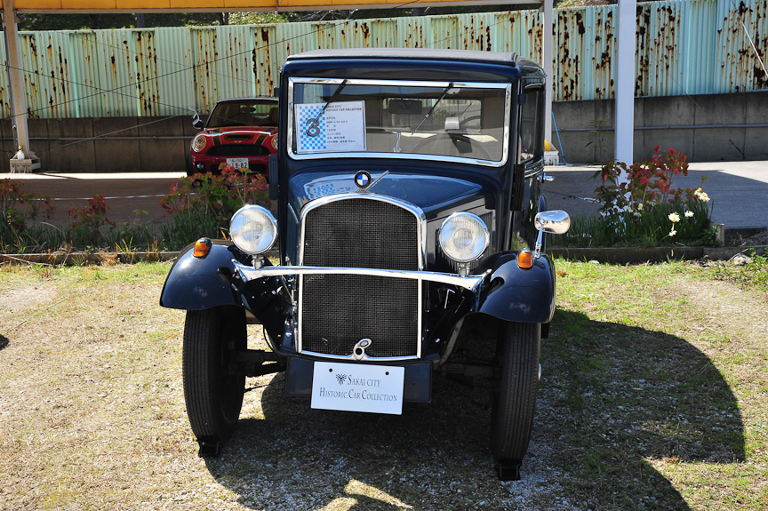 左:BMW Dixi3/15 DA-2(1928年)、中:BMW 3/20 AM-4(1932年)、右:3/20のエンジンルーム<br>BMWは独Dixi Automobil Werke(ディクシー・アウトモビール・ヴェルケ)を1928年に買収して4輪車製造に進出。Dixiは英Austin(オースチン)の小型車「7」を、「Dixi3/15」としてライセンス生産しており、BMWをはこれを改良して「Dixi3/15 DA-2」として発売した<br>※車名と年式は堺市ヒストリックカーコレクションの資料に基づく(以下同)