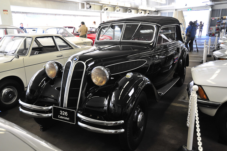 BMW 326 カブリオレ（1936年）<br>大型ボディに2リッターの直列6気筒エンジンを搭載した高級モデル