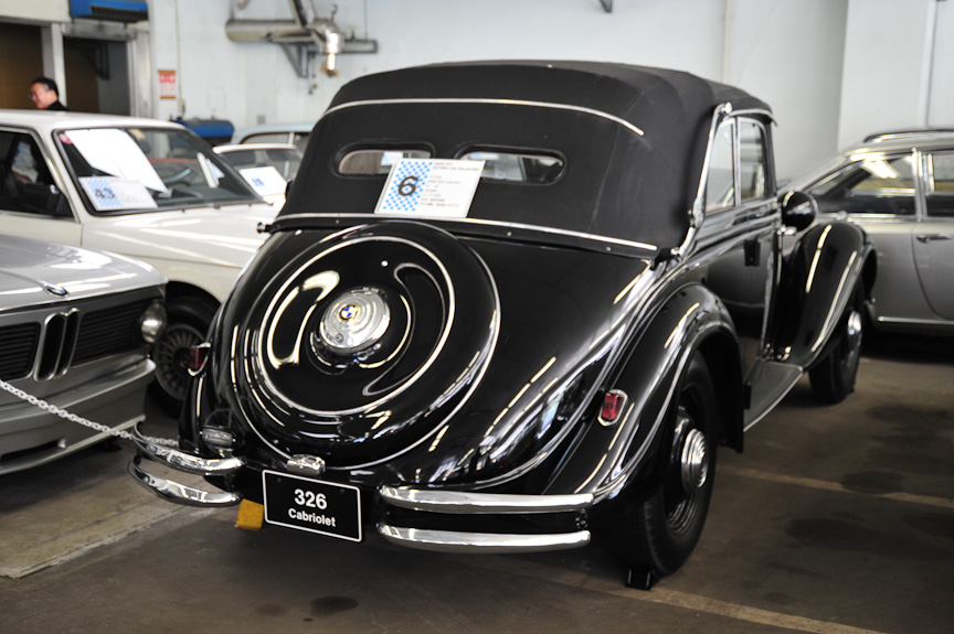 BMW 326 カブリオレ（1936年）<br>大型ボディに2リッターの直列6気筒エンジンを搭載した高級モデル