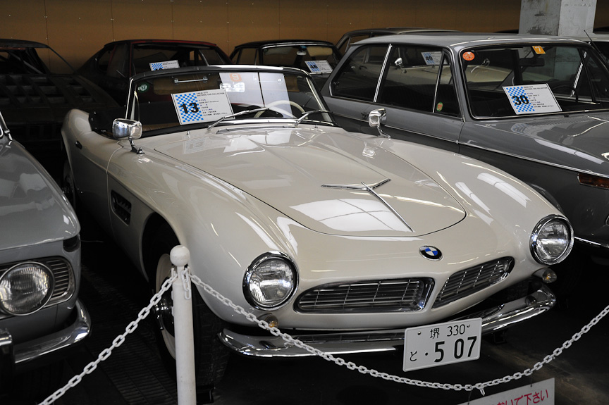 BMW 507 ロードスター（1958年）<br>501をベースとして米国をターゲットに作られたスポーツカー。V型8気筒エンジンを搭載する。発売の遅れなどにより、やはり売れなかった