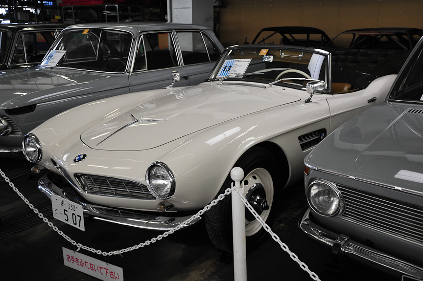 BMW 507 ロードスター（1958年）<br>501をベースとして米国をターゲットに作られたスポーツカー。V型8気筒エンジンを搭載する。発売の遅れなどにより、やはり売れなかった