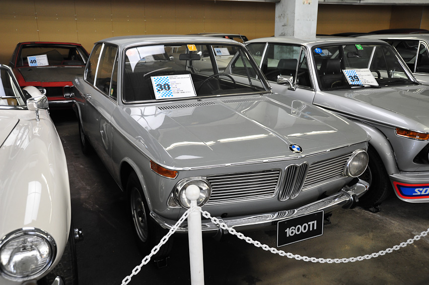 左：BMW 1600 TI（1967年）、中：BMW 1800 TI（1966年）、右：BMW 2000（1968年）<br>1960年、経営危機でダイムラー・ベンツと合併させられそうになったBMWを、実業家一族のクヴァント家が買収、再建に乗り出す。その頃、開発されたのが“ノイエ・クラッセ”（New Class）と呼ばれるコンパクトセダン。現代の3シリーズ、5シリーズの始祖となったこれらはヒットし、BMW再建の原動力となった