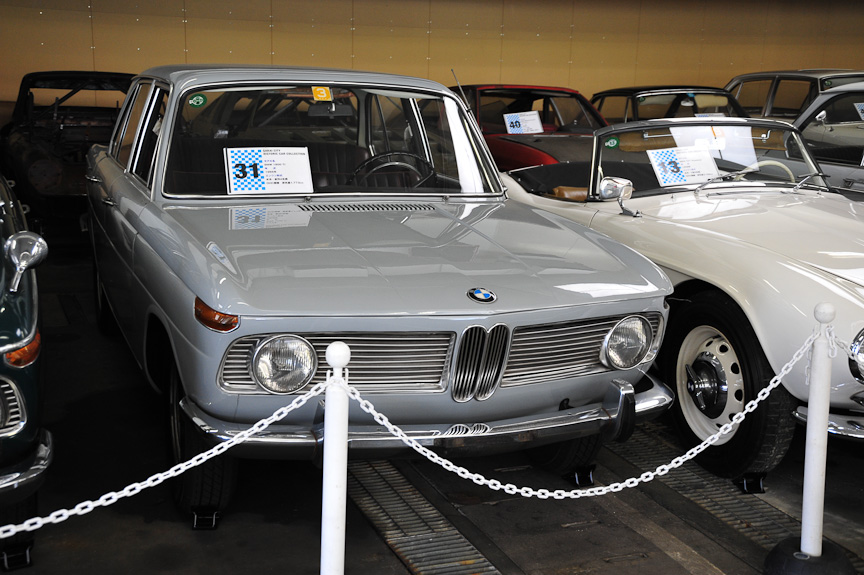 左：BMW 1600 TI（1967年）、中：BMW 1800 TI（1966年）、右：BMW 2000（1968年）<br>1960年、経営危機でダイムラー・ベンツと合併させられそうになったBMWを、実業家一族のクヴァント家が買収、再建に乗り出す。その頃、開発されたのが“ノイエ・クラッセ”（New Class）と呼ばれるコンパクトセダン。現代の3シリーズ、5シリーズの始祖となったこれらはヒットし、BMW再建の原動力となった