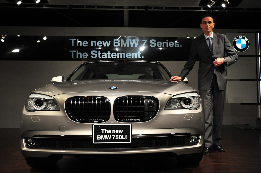  <small>750Liとローランド・クルーガー社長。7シリーズのキャッチコピーは「The Statement.」