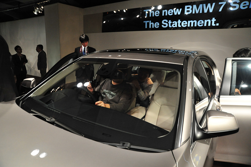 外観で750(左）と740を見分けるポイントは、ルーフモールの色。750はクロームになる