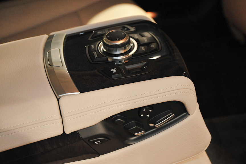 750Liのリアシート。オプションでマッサージ機能や、リア・エンターテインメント・システム（シートバックの9.2インチモニターとセンターアームレストのiDriveコントローラーなど）が付く