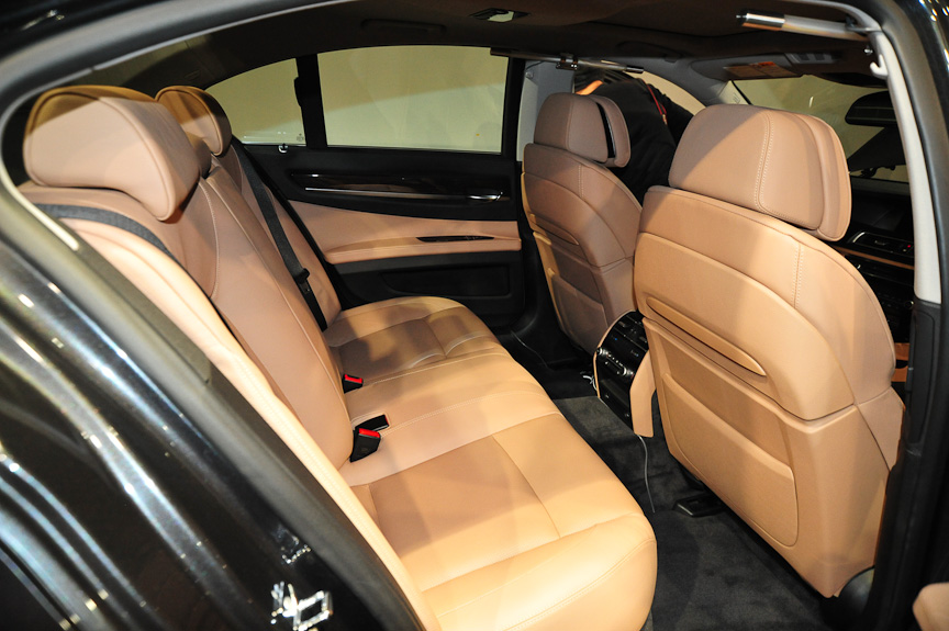 740iのリヤシート。展示車には4ゾーンオートエアコンが装着されていたが、ショートモデルではこれはオプション