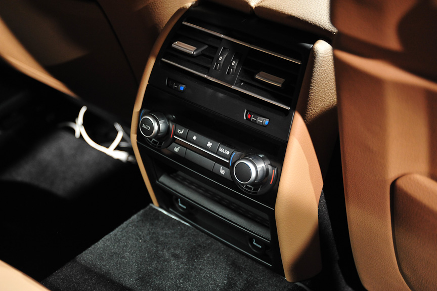 740iのリヤシート。展示車には4ゾーンオートエアコンが装着されていたが、ショートモデルではこれはオプション