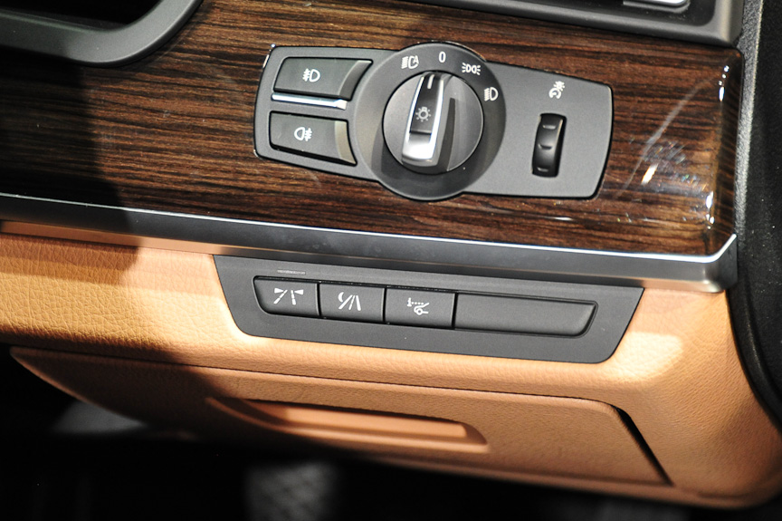 ナイトビジョンやレーン・ディパーチャー・ウォーニングのスイッチはライトコントロールの下にある