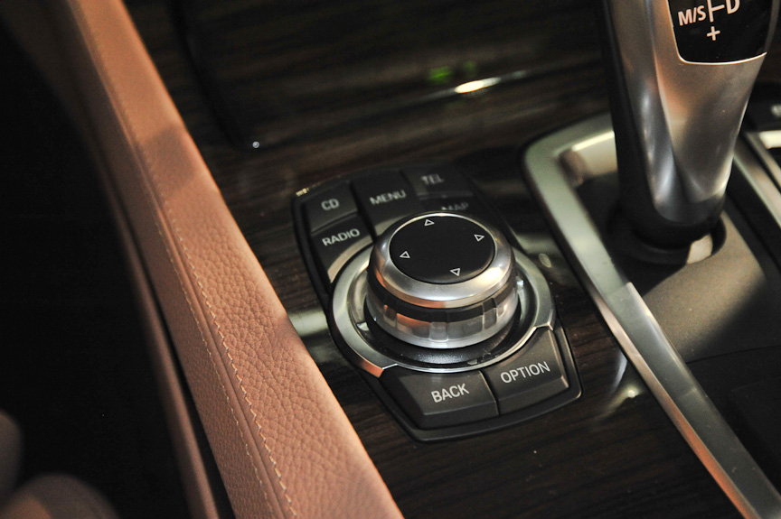 iDriveコントローラーはMAPボタンなどが増えた最新型