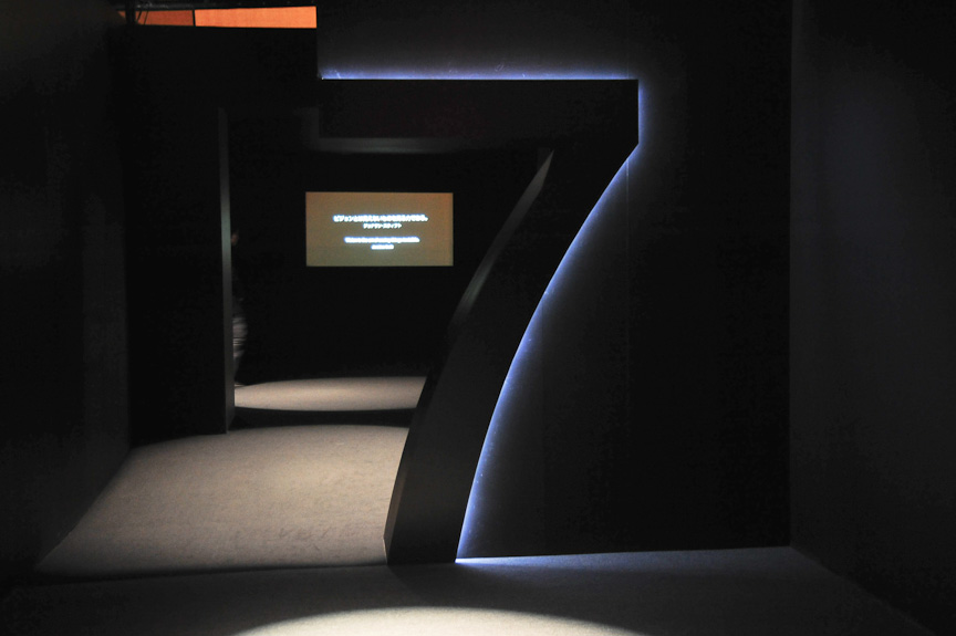 会場入口に置かれた7のモニュメント