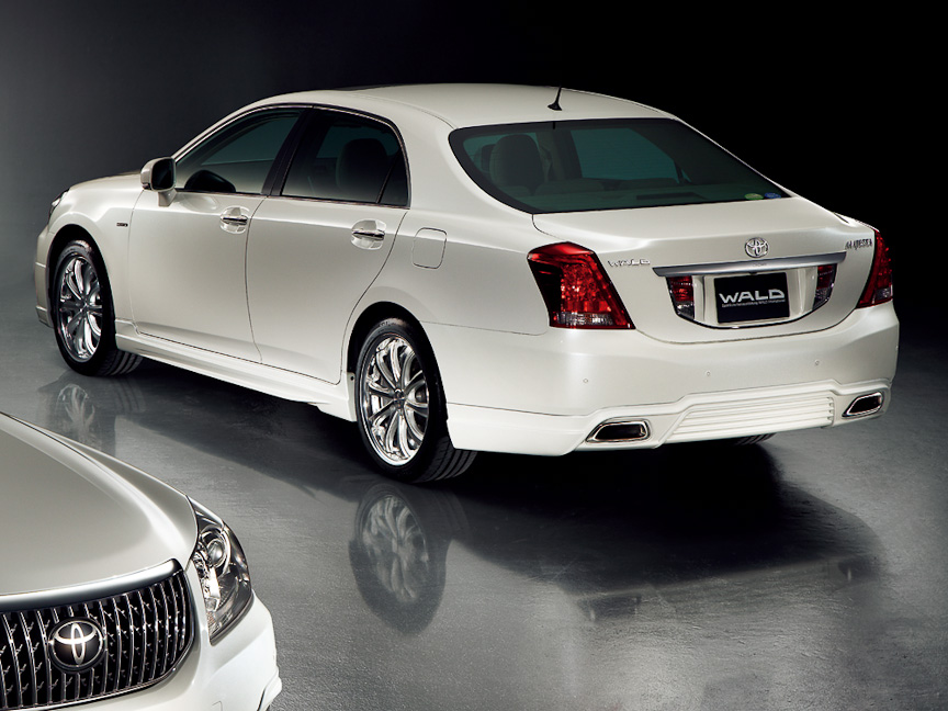 WALD エアロキット（フロントスポイラー、サイドスカート、リアスカート）を装着した新型クラウンマジェスタ