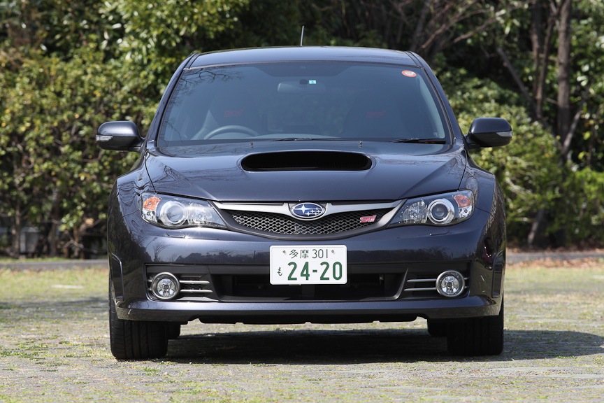 ボディーはノーマルモデルが4415×1740×1475mm（全長×全幅×全高）なのに対し、WRX STIは4415×1795×1475mmと55mmワイド。数々のエアロパーツやメッシュグリルなど、専用パーツが装着されていることもあって印象はまったく別物だ