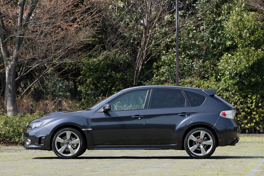 ボディーはノーマルモデルが4415×1740×1475mm（全長×全幅×全高）なのに対し、WRX STIは4415×1795×1475mmと55mmワイド。数々のエアロパーツやメッシュグリルなど、専用パーツが装着されていることもあって印象はまったく別物だ