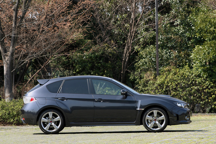 ボディーはノーマルモデルが4415×1740×1475mm（全長×全幅×全高）なのに対し、WRX STIは4415×1795×1475mmと55mmワイド。数々のエアロパーツやメッシュグリルなど、専用パーツが装着されていることもあって印象はまったく別物だ