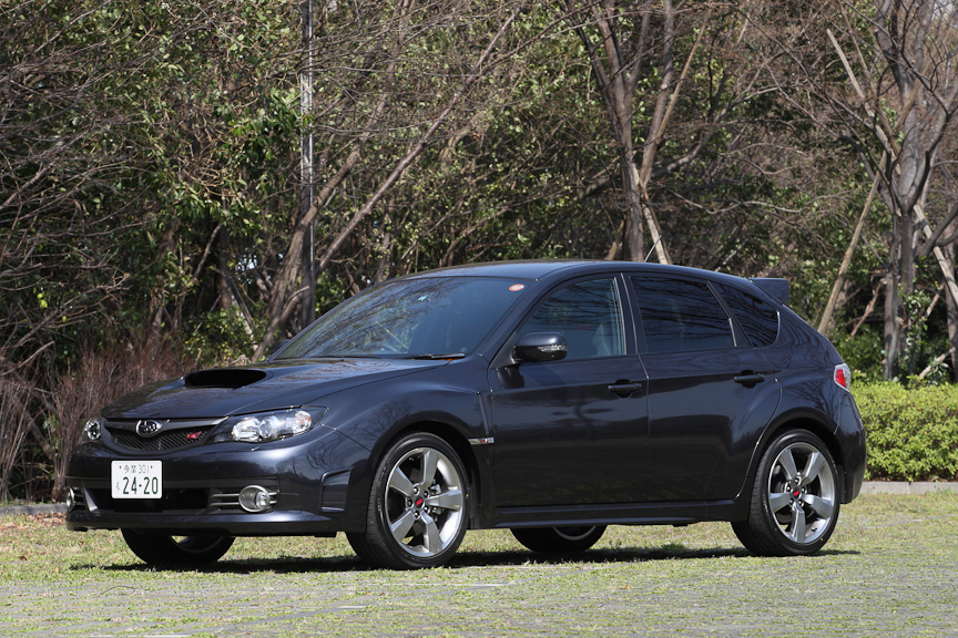 ボディーはノーマルモデルが4415×1740×1475mm（全長×全幅×全高）なのに対し、WRX STIは4415×1795×1475mmと55mmワイド。数々のエアロパーツやメッシュグリルなど、専用パーツが装着されていることもあって印象はまったく別物だ