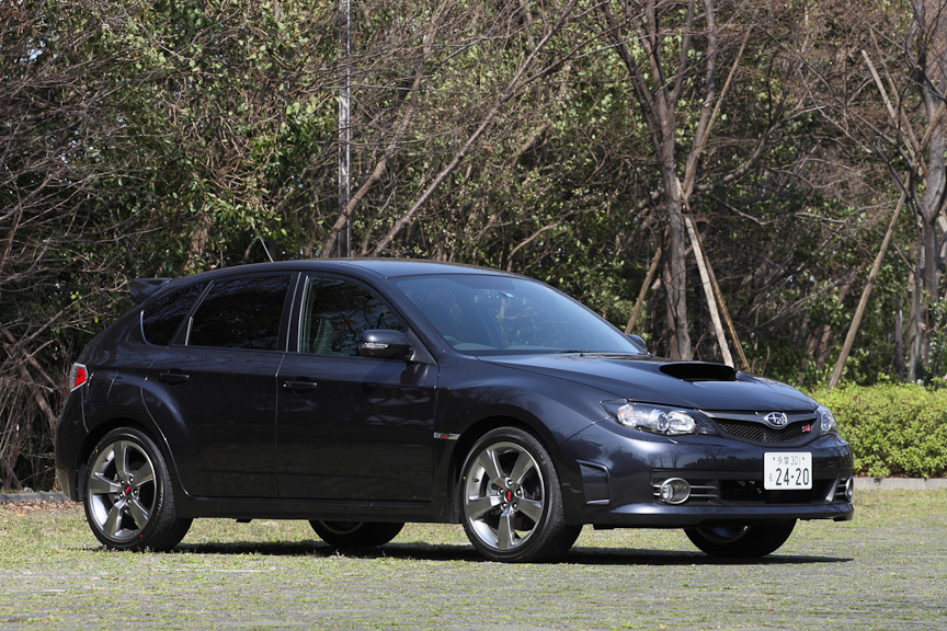 クルマの顔となるフロントグリルはWRX STI専用タイプ。サイドのブラックアウト化＆メッシュタイプの開口部の採用で、スポーティさとワイド感を強調している