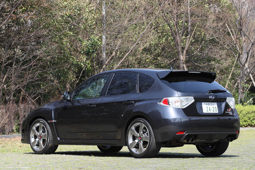 ボディーはノーマルモデルが4415×1740×1475mm（全長×全幅×全高）なのに対し、WRX STIは4415×1795×1475mmと55mmワイド。数々のエアロパーツやメッシュグリルなど、専用パーツが装着されていることもあって印象はまったく別物だ