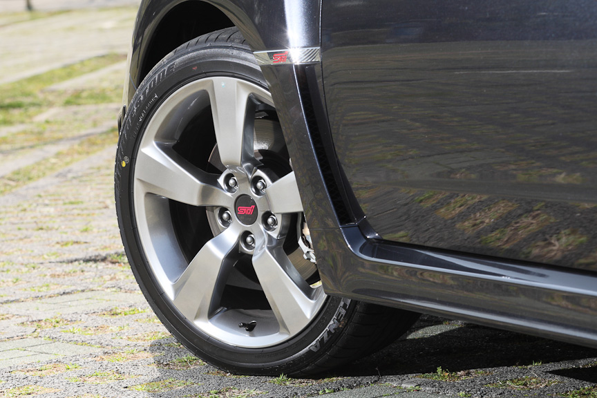 アルミホイールは18×8.5J、タイヤはブリヂストン「POTENZA RE050S」の245/40R18と、6速MT仕様と同じ組み合わせ。BBS製の18インチホイールはプレミアムパッケージに標準となる