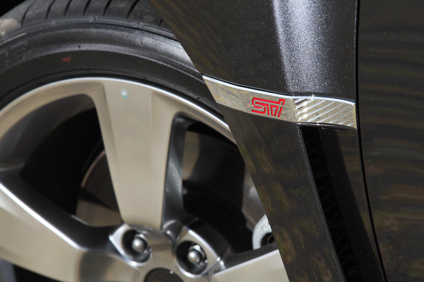 フェンダー後端に設けられたエアアウトレット。ブレーキの放熱のほか、エンジンルームの排熱を促す効果もあると言う。すぐ上に配置されたSTIロゴがいいアクセントだ