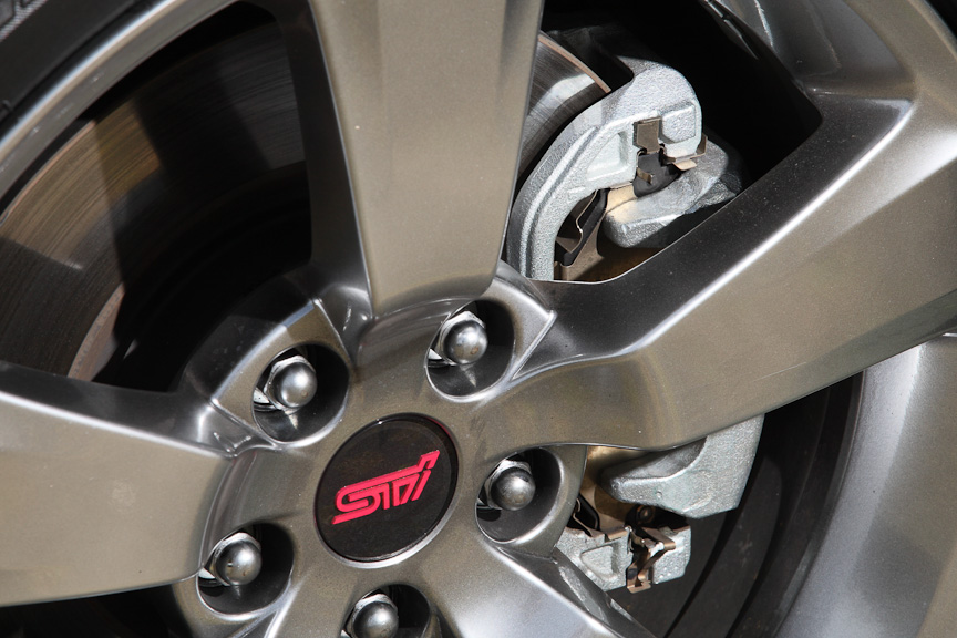 6速MTモデルは前後17インチのブレンボ製ブレーキ（フロント4ポット、リア2ポット）が標準だが、A-LINEではオプション。標準で装着されるのはフロント17インチ2ポット、リア16インチ（1ポット）となる