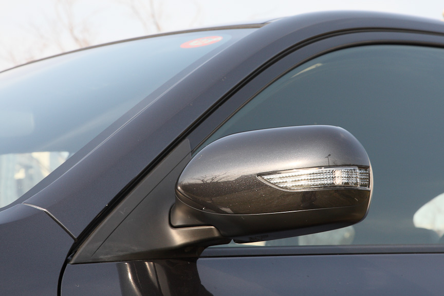 スポーツグレードとはいえドアミラーは電動格納＆調整式を採用。LEDサイドターンランプも内蔵している