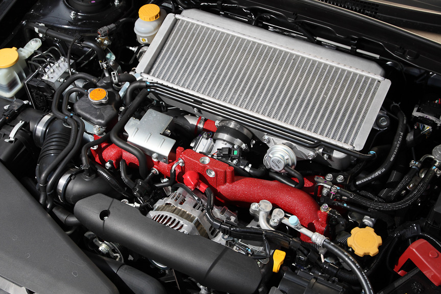 国内仕様では初採用となる水平対向2.5リッターのインタークーラーターボエンジン、EJ25。最高出力221kW（300ps）/6200rpm、最大トルクは350Nm（35.7kgm）/2800～6000rpm。シングルスクロールタービンの採用や全域でフラットなトルク特性など、パワフルかつ扱いやすいセッティングとなっている