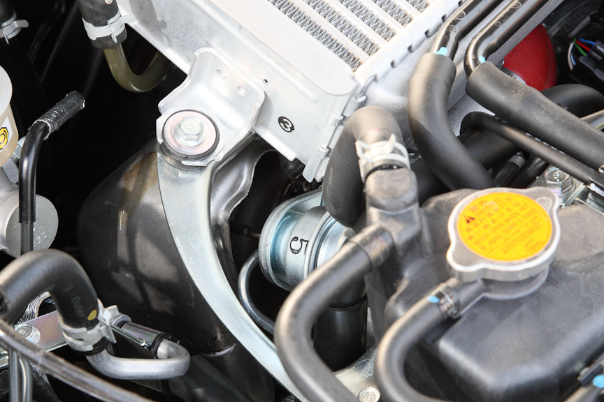 国内仕様では初採用となる水平対向2.5リッターのインタークーラーターボエンジン、EJ25。最高出力221kW（300ps）/6200rpm、最大トルクは350Nm（35.7kgm）/2800～6000rpm。シングルスクロールタービンの採用や全域でフラットなトルク特性など、パワフルかつ扱いやすいセッティングとなっている