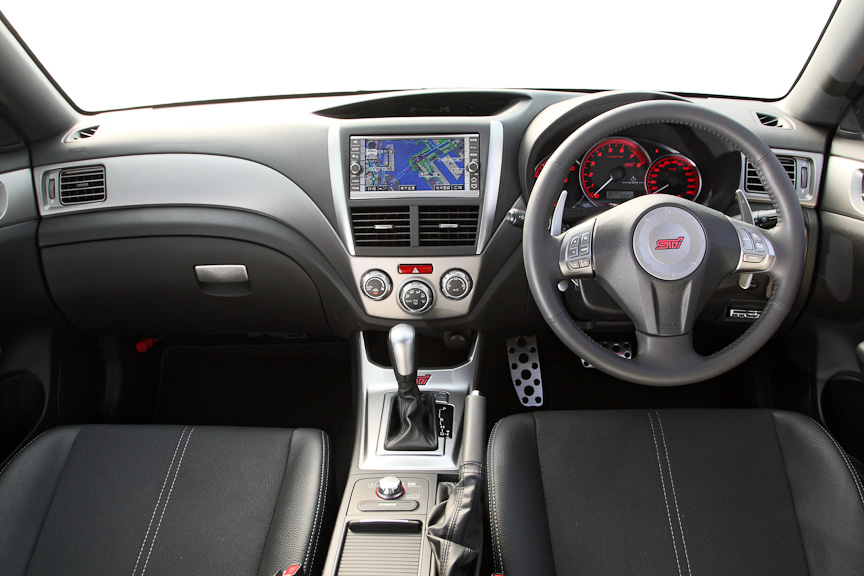 ブラック＆グレー/シルバーのツートンカラーを基調としたインパネまわり。基本的なデザインはスタンダードグレードと共通したものだが、装備や細部のフィニッシュは若干異なる。中央に装着されるオーディオ一体型HDDナビゲーションシステムはオプション