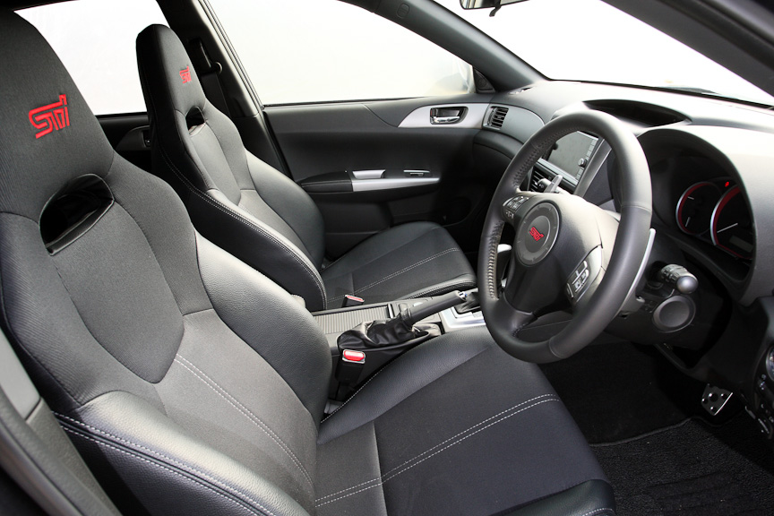フロントシートはSTIの刺繍が施されたバケットタイプ。シート表皮は6速MTモデルがアルカンターラ/本革なのに対し、ファブリック/合成皮革。プレミアムパッケージ仕様は本革でシートヒーターを内蔵。6速MT仕様にオプションで用意されるレカロシートは設定なし