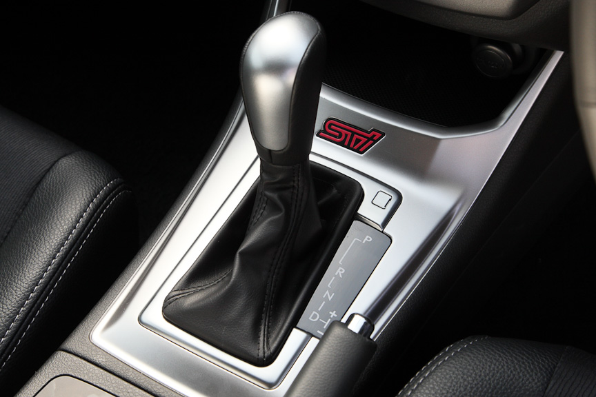 シフトまわりもA-LINE専用となる部分。シフトパターンはP-R-N-D。Dレンジではセレクトレバーを右側に倒すことで、前後操作によるシフトチェンジが行なえる