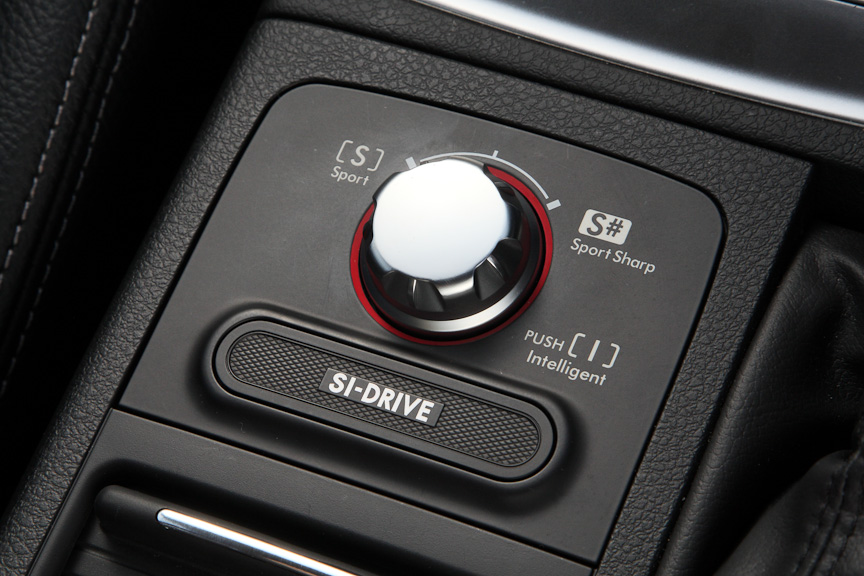 シフト後方に用意されるSI-DRIVEのコントロール部。左にセットするとS（スポーツ）、右にセットするとS#（スポーツシャープ）、押し込むとI（インテリジェント）に設定される。それぞれのポジションでエンジンとトランスミッションが、スポーツ向け、よりスポーツ向け、省燃費向けのセッティングになる。6MTモデルはSI-DRIVEと表示されている部分にDCCDの操作部があるが、A-LINEでは省略されている