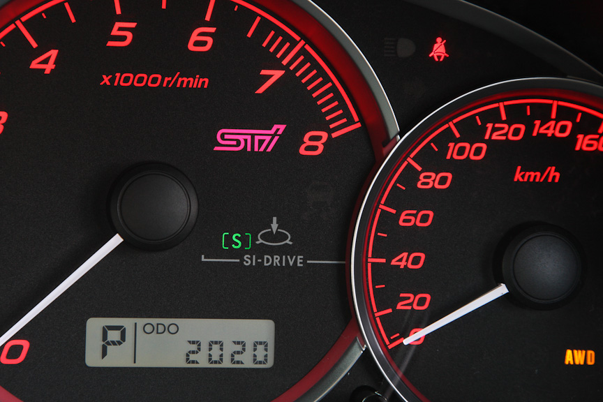 シフト後方に用意されるSI-DRIVEのコントロール部。左にセットするとS（スポーツ）、右にセットするとS#（スポーツシャープ）、押し込むとI（インテリジェント）に設定される。それぞれのポジションでエンジンとトランスミッションが、スポーツ向け、よりスポーツ向け、省燃費向けのセッティングになる。6MTモデルはSI-DRIVEと表示されている部分にDCCDの操作部があるが、A-LINEでは省略されている