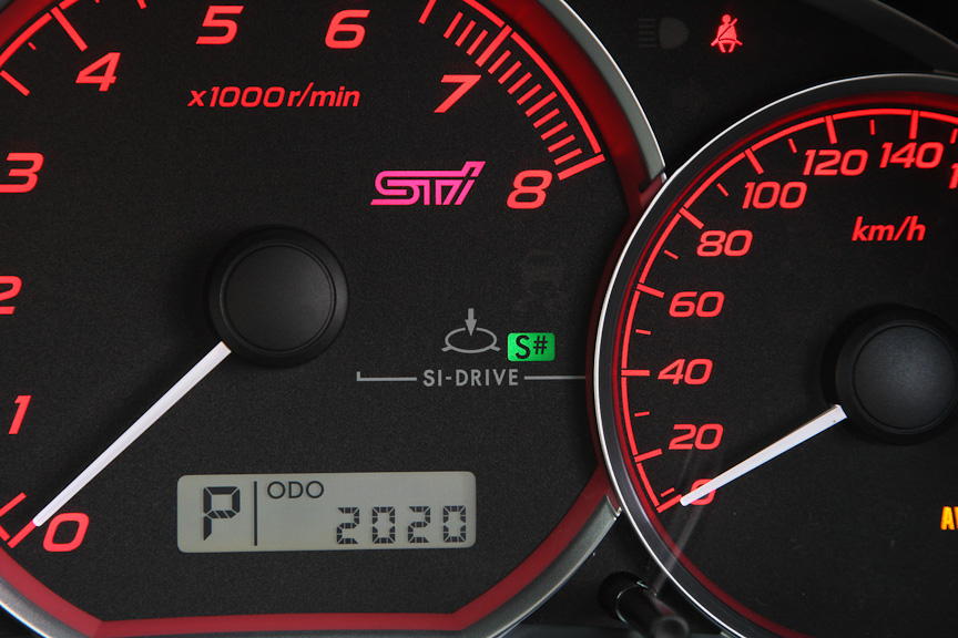 シフト後方に用意されるSI-DRIVEのコントロール部。左にセットするとS（スポーツ）、右にセットするとS#（スポーツシャープ）、押し込むとI（インテリジェント）に設定される。それぞれのポジションでエンジンとトランスミッションが、スポーツ向け、よりスポーツ向け、省燃費向けのセッティングになる。6MTモデルはSI-DRIVEと表示されている部分にDCCDの操作部があるが、A-LINEでは省略されている