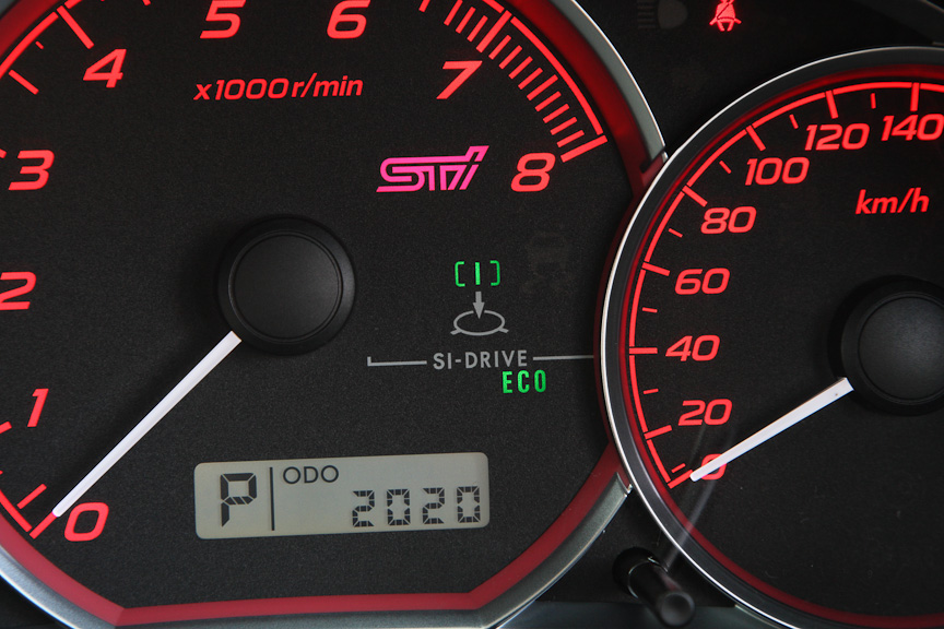 シフト後方に用意されるSI-DRIVEのコントロール部。左にセットするとS（スポーツ）、右にセットするとS#（スポーツシャープ）、押し込むとI（インテリジェント）に設定される。それぞれのポジションでエンジンとトランスミッションが、スポーツ向け、よりスポーツ向け、省燃費向けのセッティングになる。6MTモデルはSI-DRIVEと表示されている部分にDCCDの操作部があるが、A-LINEでは省略されている