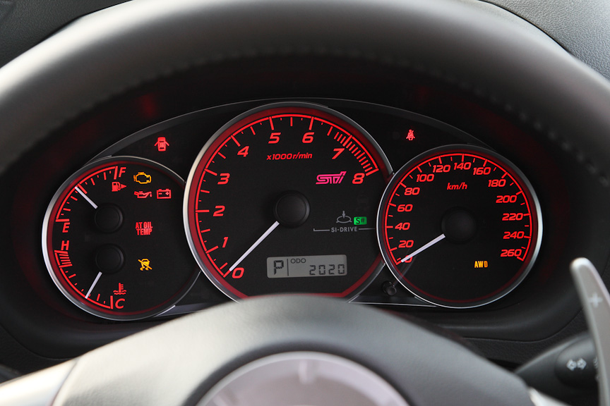 プッシュエンジンスイッチONで赤く発光するレッドルミネセントメーターはWRX STI専用の装備。6MTモデルに用意されているREV/シフトインジケーターなどの表示部が省略される一方、ATセレクトインジケーターとInfo-ECOランプが追加されている