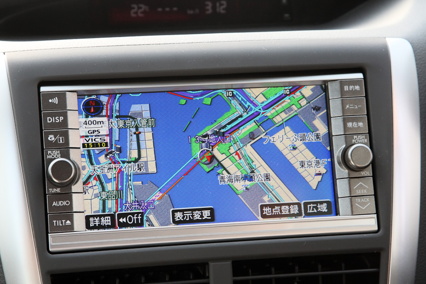 オプション設定されているオーディオ一体型HDDナビゲーションシステム。ナビゲーション部は40GBのHDD、7インチのVGAモニターを採用するとともにG-BOOK ALPHAに対応。Bluetooth対応の携帯電話を接続して渋滞情報の取得やオペレーターを介したサポートも受けられる（有料サービス）。オーディオ部は最大約2000曲をHDDへ記録可能なほか、CD/DVDプレーヤー、AM/FMチューナーを搭載。各種調整も画面上で行なえる。スピーカーは6ユニット、合計10個を配置