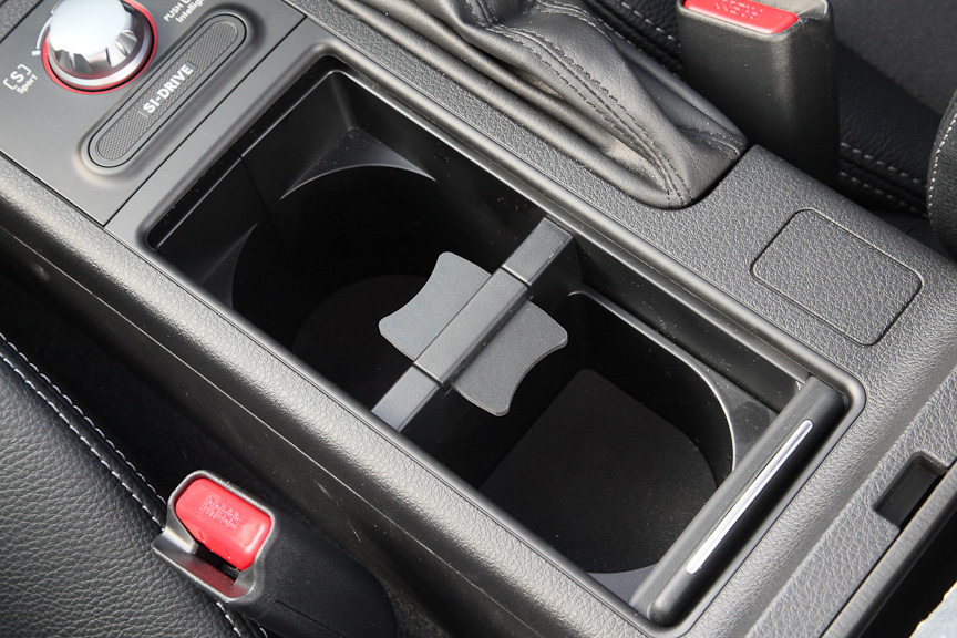 センターコンソール後端には2つ分のカップホルダーを配置。スライド式のカバーが用意されているため、未使用時はスマートに隠しておくことができる