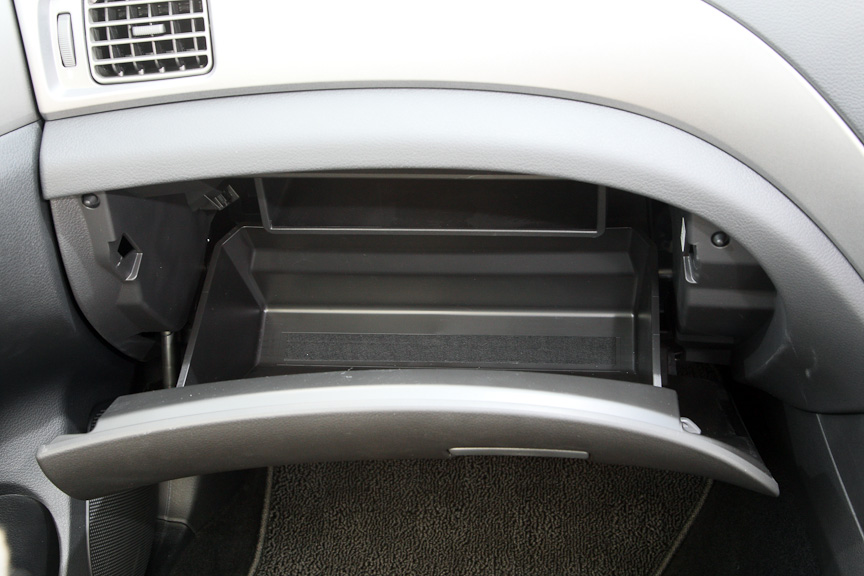 グローブボックスには車検証や取扱説明書の収納に便利なポケットが用意されている。そのぶん、奥行きは短くなっているが、スペースとしては十分な広さを確保